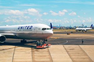Marshaling-crew-priority-as-aircraft